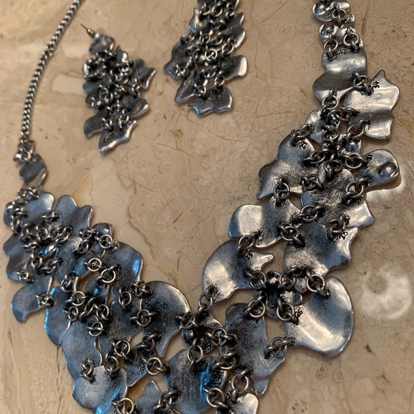 PRICE✂️Jessica Simpson Multi-Hammered Metal Bib Nk/Matching Pierced Earrings - Picture 7 of 7